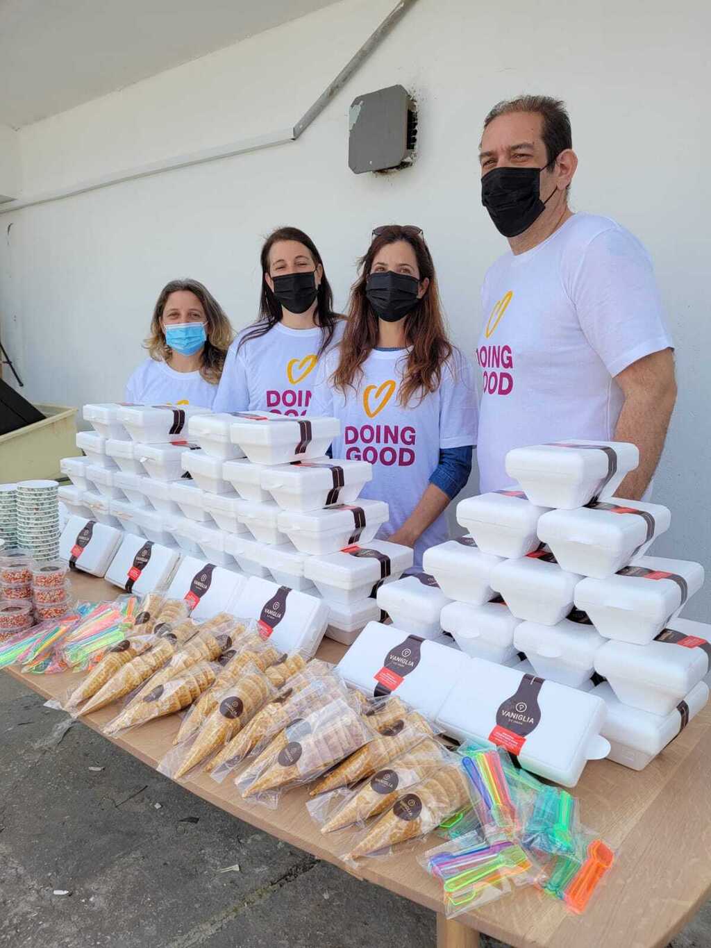 עובדי וניליה מחלקים גלידה בפנימית בית תלפיות