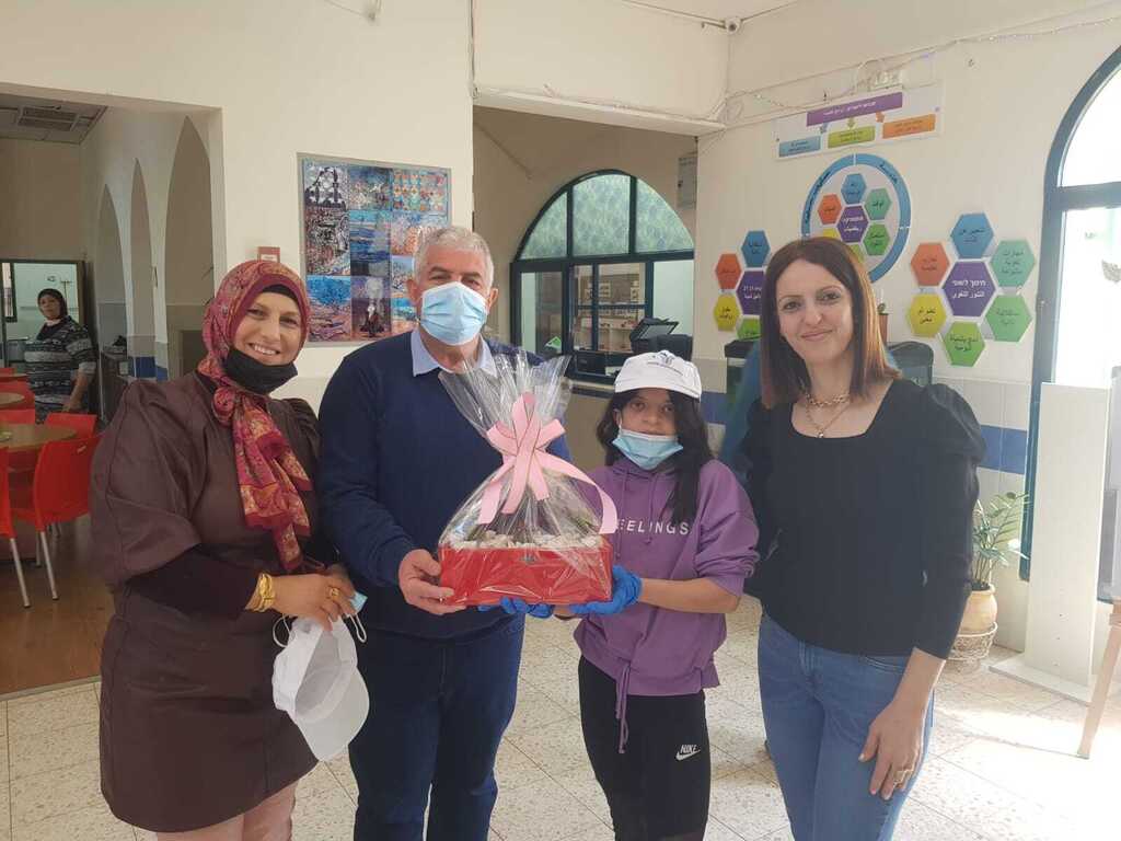 צביעה ואומנות במעון צרכים מיוחדים בטמרה בנוכחות ראש העיריה