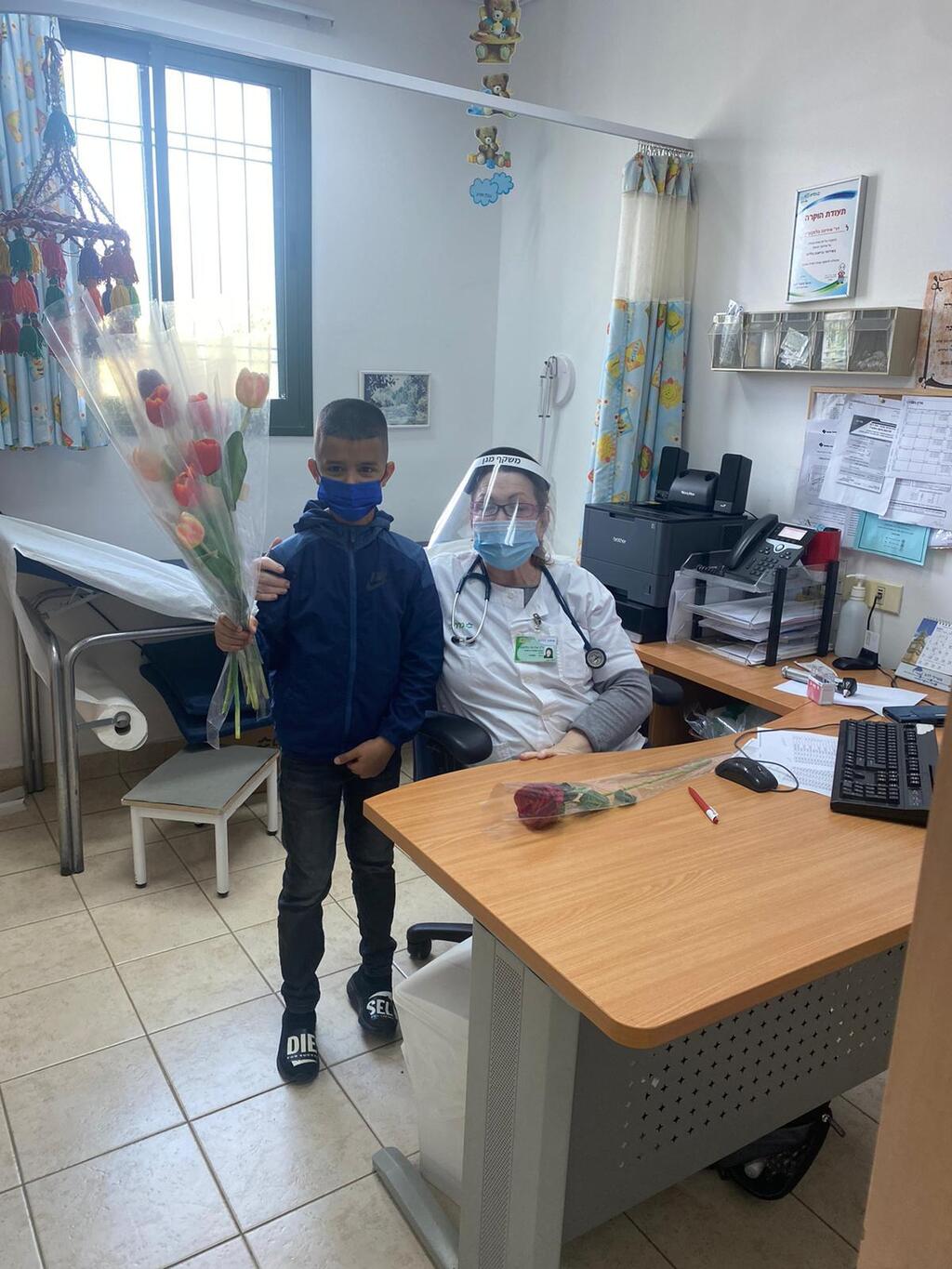 בית ספר שיח חמיס ברהט התלמידים חלקו מתנות לילדים בקופות חולים , ופרחים לצוות הרפואי בקופות החולים (צילום: באדיבות רוח טובה) בית ספר שיח חמיס ברהט התלמידים חלקו מתנות לילדים בקופות חולים , ופרחים לצוות הרפואי בקופות החולים