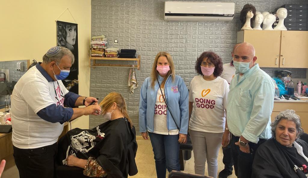 יוזמת יום המעשים הטובים שרי אריסון בפעילות לקשישים בפתח תקווה במסגרתה נהנו הקשישים מיום כיף וטיפוח (צילום: באדיבות רוח טובה) יוזמת יום המעשים הטובים שרי אריסון בפעילות לקשישים בפתח תקווה במסגרתה נהנו הקשישים מיום כיף וטיפוח