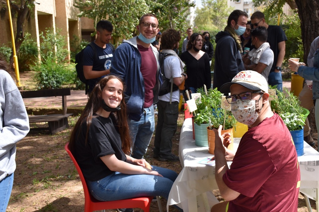 חיילים בודדים מגרעין צבר רעננה מכינים עציצים למשפחות המאמצות שלהם