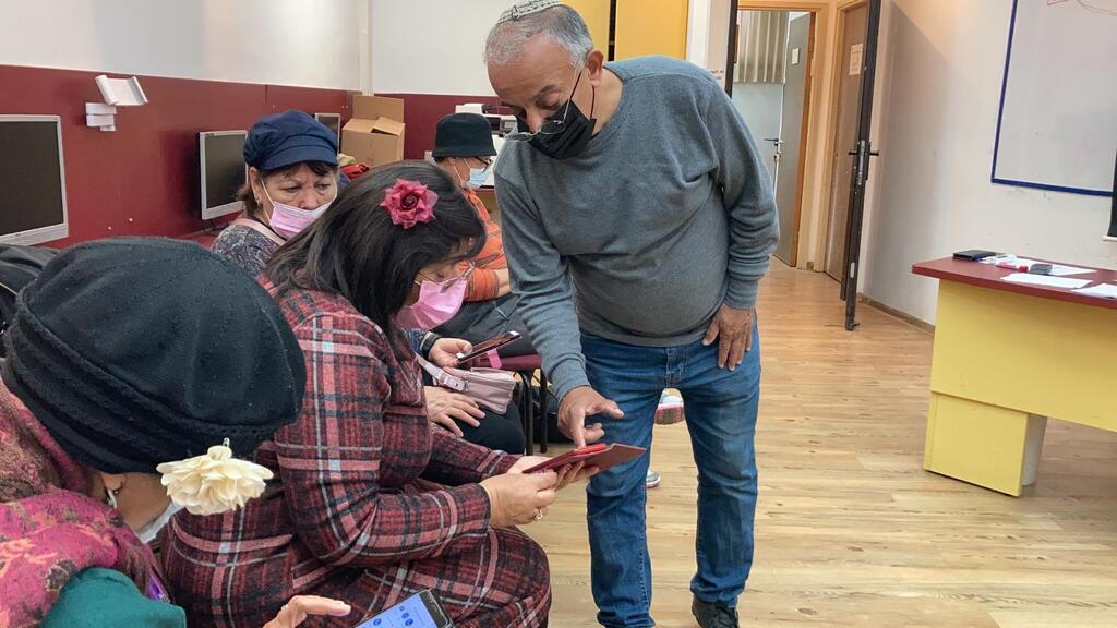 סדנת צילום בסמארטפון לבני הגיל השלישי של עמותת מחשבה טובה במנהל קהילתי קרית מנחם (צילום: טל עירון) סדנת צילום בסמארטפון לבני הגיל השלישי של עמותת מחשבה טובה במנהל קהילתי קרית מנחם