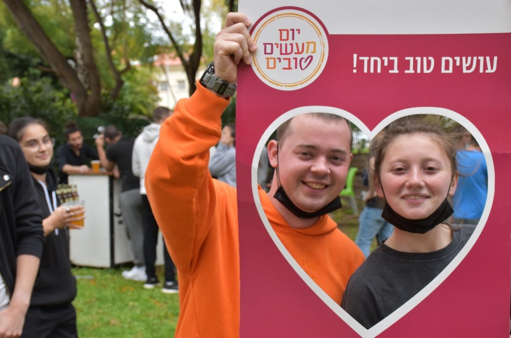 השף טום אביב מבשל לחיילים בודדים בגרעין צבר רעננה
