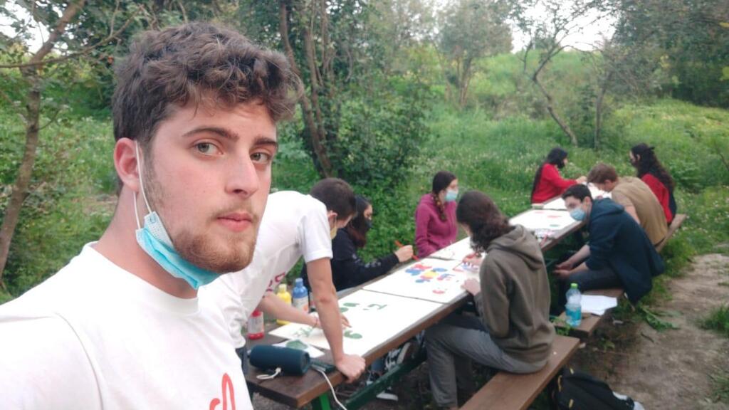 בני נוער ביקנעם מכינים שילוט ליער הקהילתי