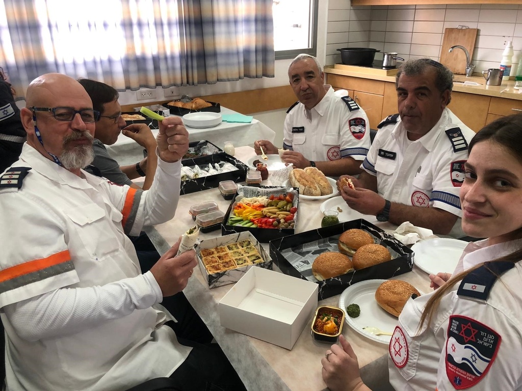 נוער מד"א מודה לצוות מגן דוד אדום נתיבות על כל פועלם בתקופת הקורונה המאתגרת (צילום: באדיבות החברה למתנ"סים הארצית) נוער מד"א מודה לצוות מגן דוד אדום נתיבות על כל פועלם בתקופת הקורונה המאתגרת