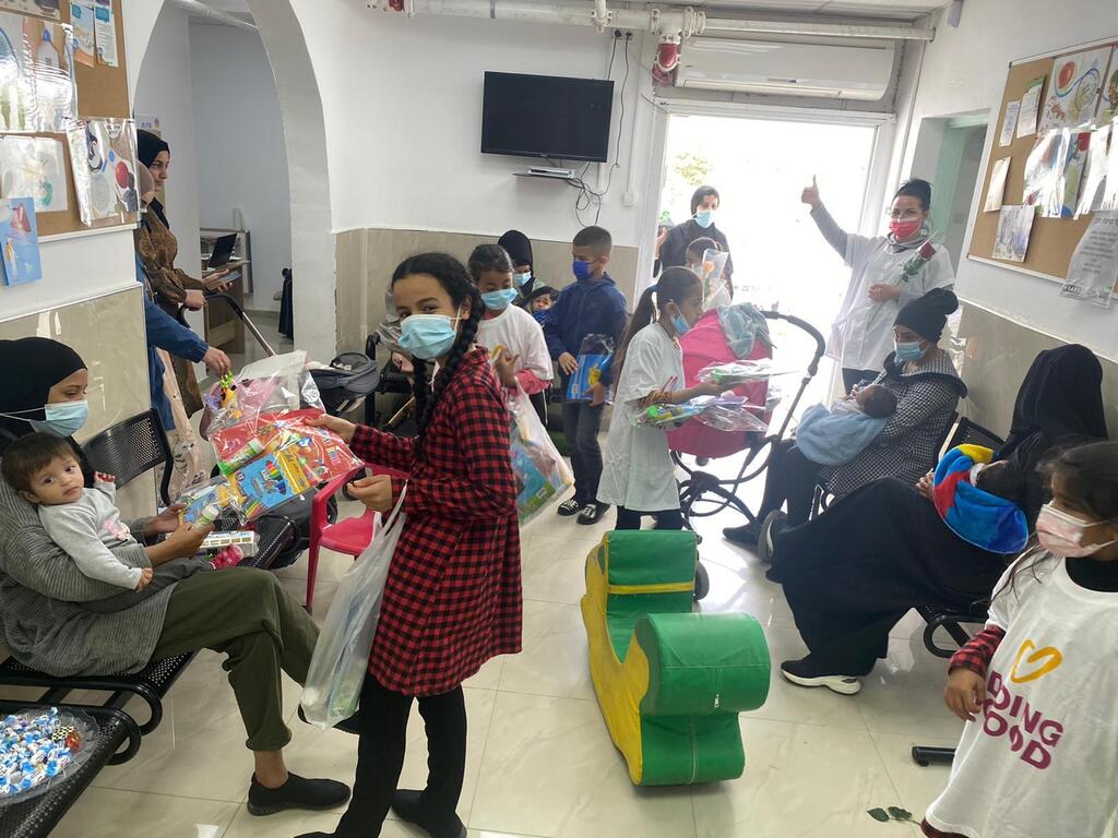 בית ספר שיח חמיס ברהט התלמידים חלקו מתנות לילדים בקופות חולים , ופרחים לצוות הרפואי בקופות החולים (צילום: באדיבות רוח טובה) בית ספר שיח חמיס ברהט התלמידים חלקו מתנות לילדים בקופות חולים , ופרחים לצוות הרפואי בקופות החולים