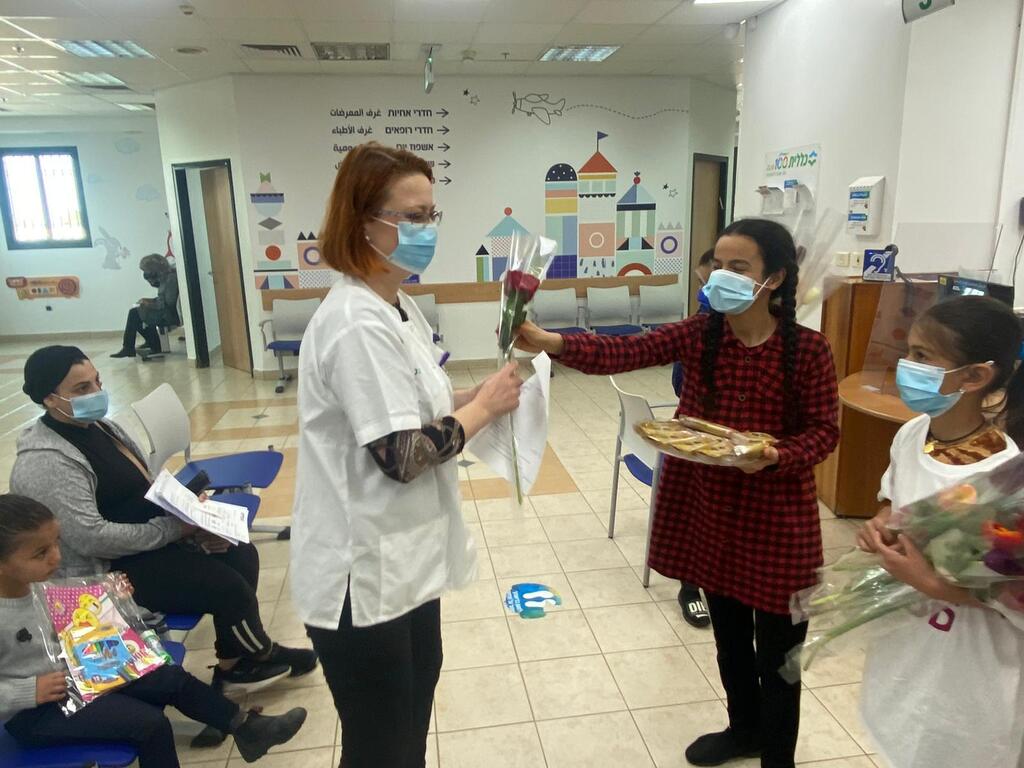 בית ספר שיח חמיס ברהט התלמידים חלקו מתנות לילדים בקופות חולים , ופרחים לצוות הרפואי בקופות החולים (צילום: באדיבות רוח טובה) בית ספר שיח חמיס ברהט התלמידים חלקו מתנות לילדים בקופות חולים , ופרחים לצוות הרפואי בקופות החולים