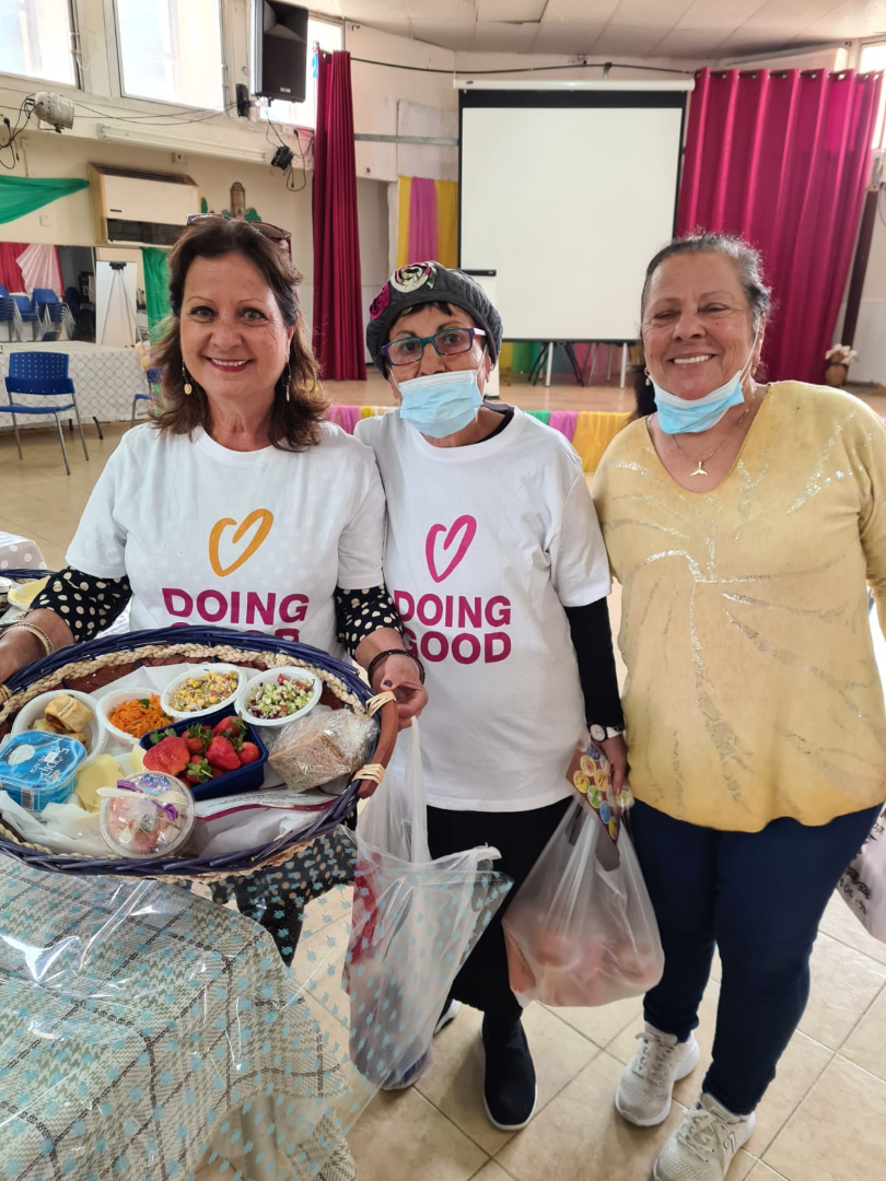 מתנדבות מרכז קהילה והתנדבות בית דוידסון של מרכז קהילתי מזרח נתניה מפנקות את השוטרים הקהילתיים בסלסלות ארוחת בוקר (צילום: באדיבות החברה למתנ"סים הארצית) מתנדבות מרכז קהילה והתנדבות בית דוידסון של מרכז קהילתי מזרח נתניה מפנקות את השוטרים הקהילתים בסלסלאות ארוחת בוקר