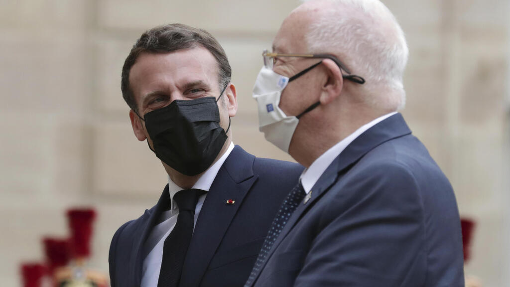 Rivlin visiting with a macaroon
