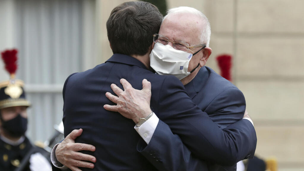 Rivlin visiting with a macaroon
