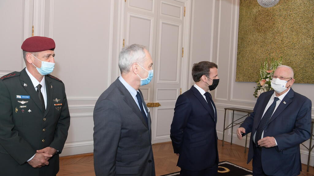 Rivlin visiting with a macaroon