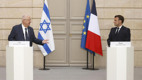 French President Emmanuel Macron (R) and Israeli President Reuven Rivlin at a joint press conference