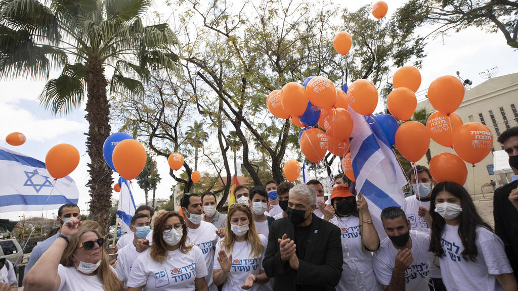 ראש ממשלה מבוהל בפניקה פחדן ומוג לב אפילו מעימות מול לפיד בנט סער הוא מפחד .פסגת הפחד SyZ4iszG4O_0_119_3000_1688_0_x-large