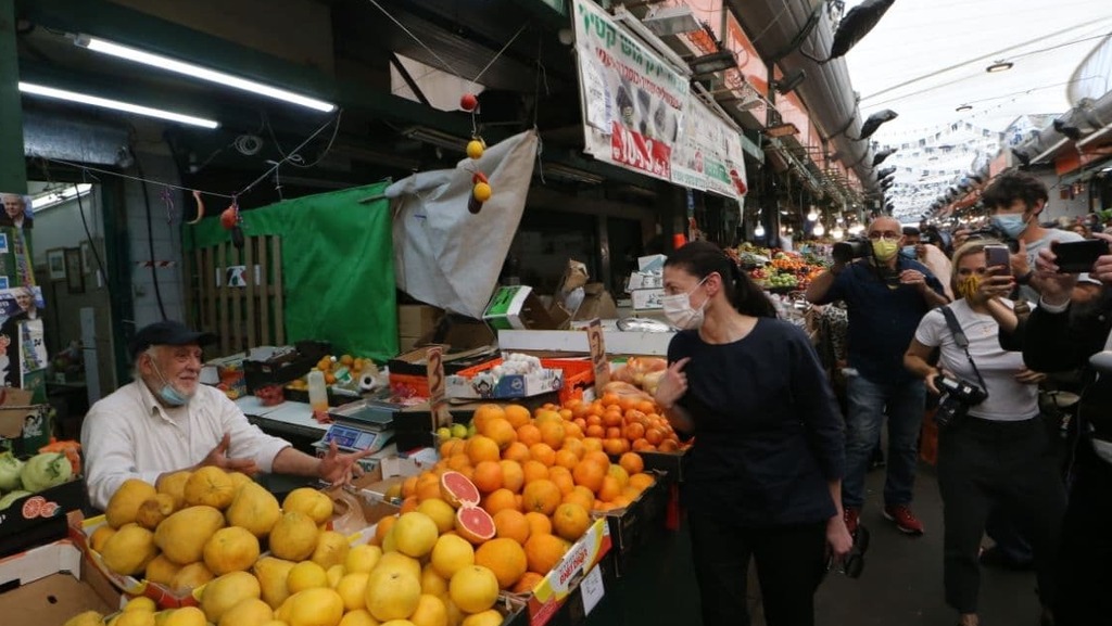 העבודה ומרצ לא עוברים את אחוז החסימה-המזרחים לא בוחרים בהם- מירב מכיאלה הותקפה וירקו עליה בשוק התקווה Bk11x0ToNVO_149_134_1132_637_0_x-large