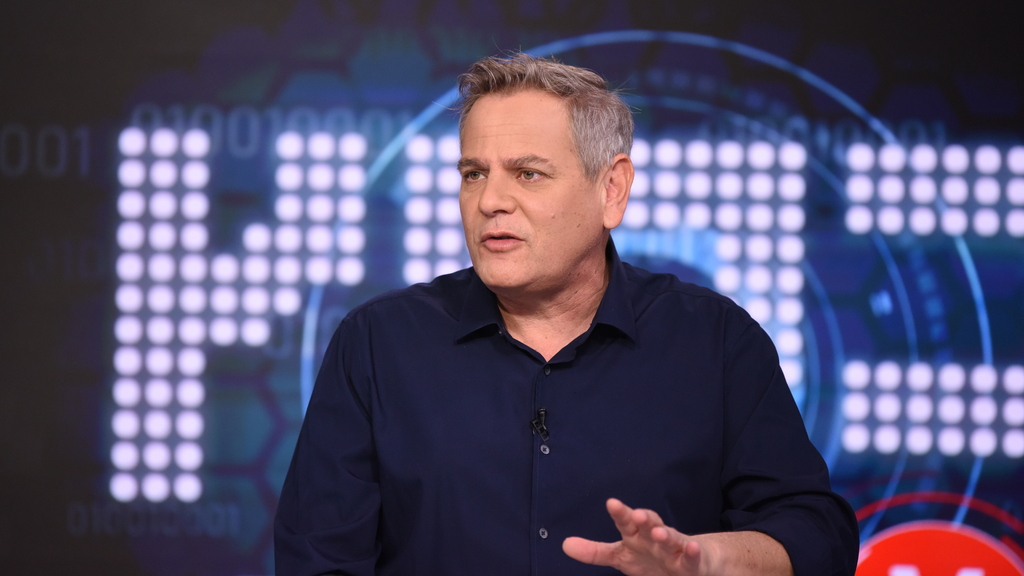 Nitzan Horowitz in an interview in the studio