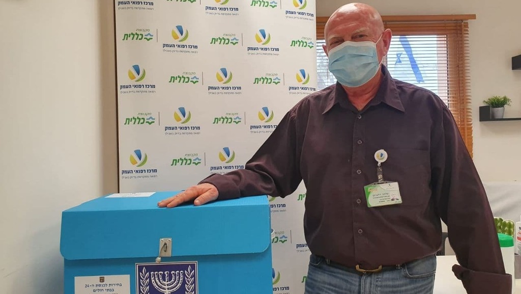 Shmulik Zilberman, who is in charge of the polling stations at Haemek Hospital