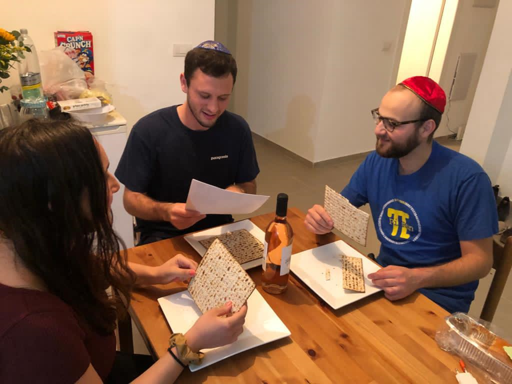 גייק ברוסו חוגג את פסח
