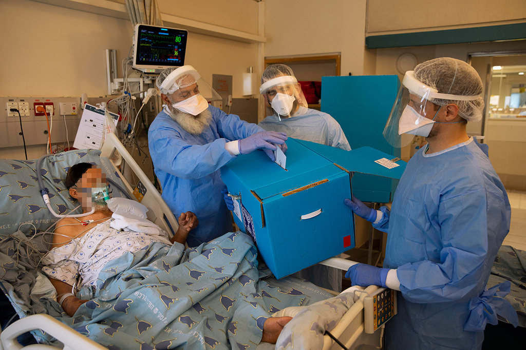 Corona patients vote in Ichilov