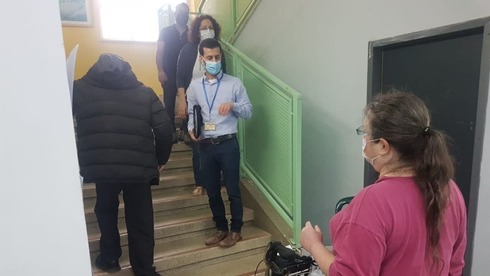 קשיש בן 90 נאלץ לעלות במדרגות בקלפי בשכונת הכרם בירושלים