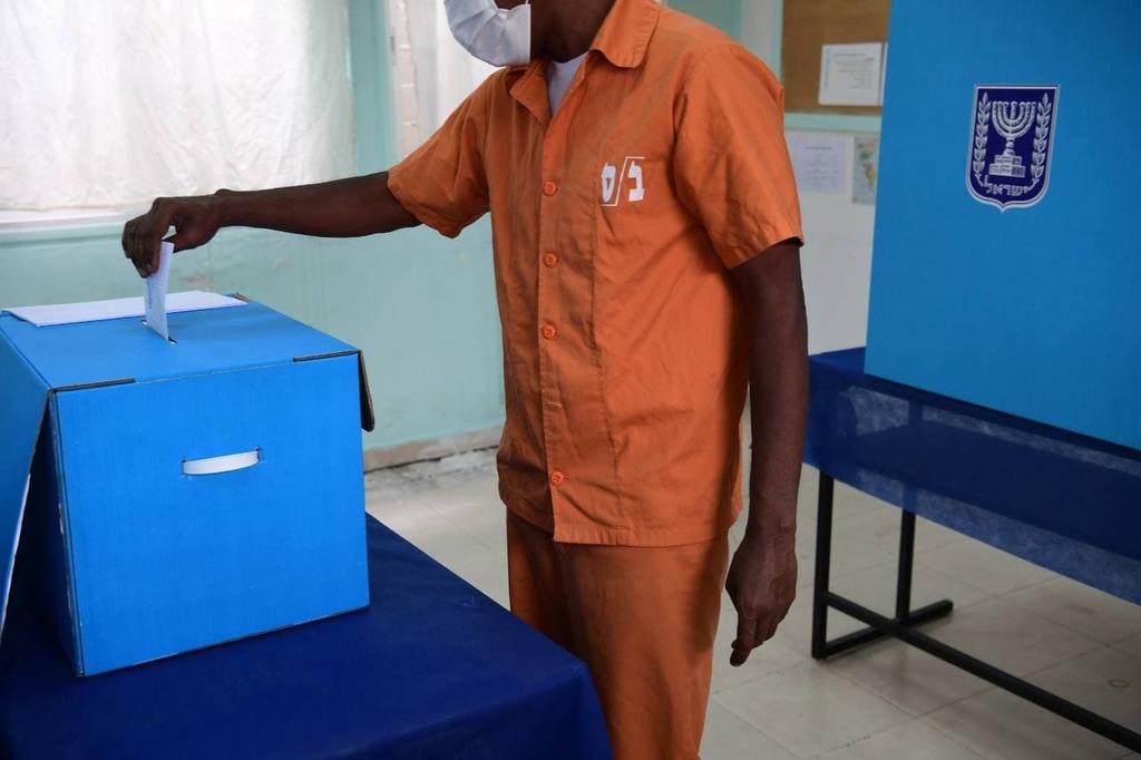 Voting in Maasiyahu prison