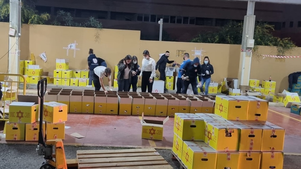 Performs food distribution of a meter