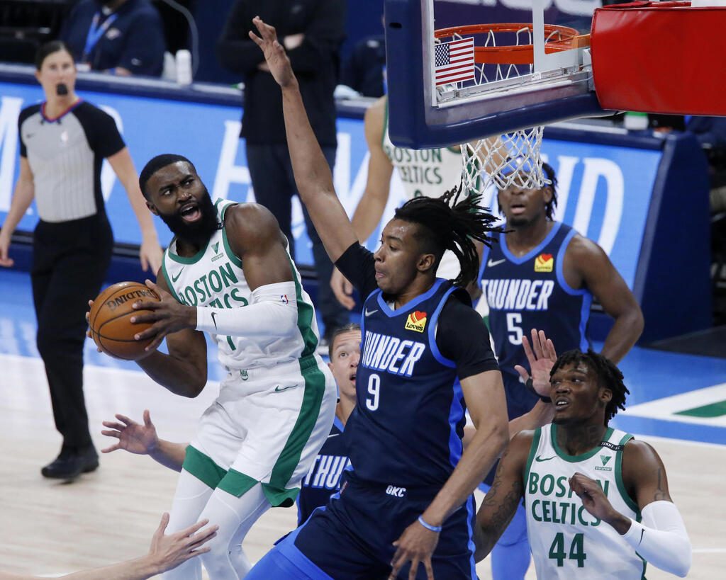 Moses Brown tries to block Jaylen Brown