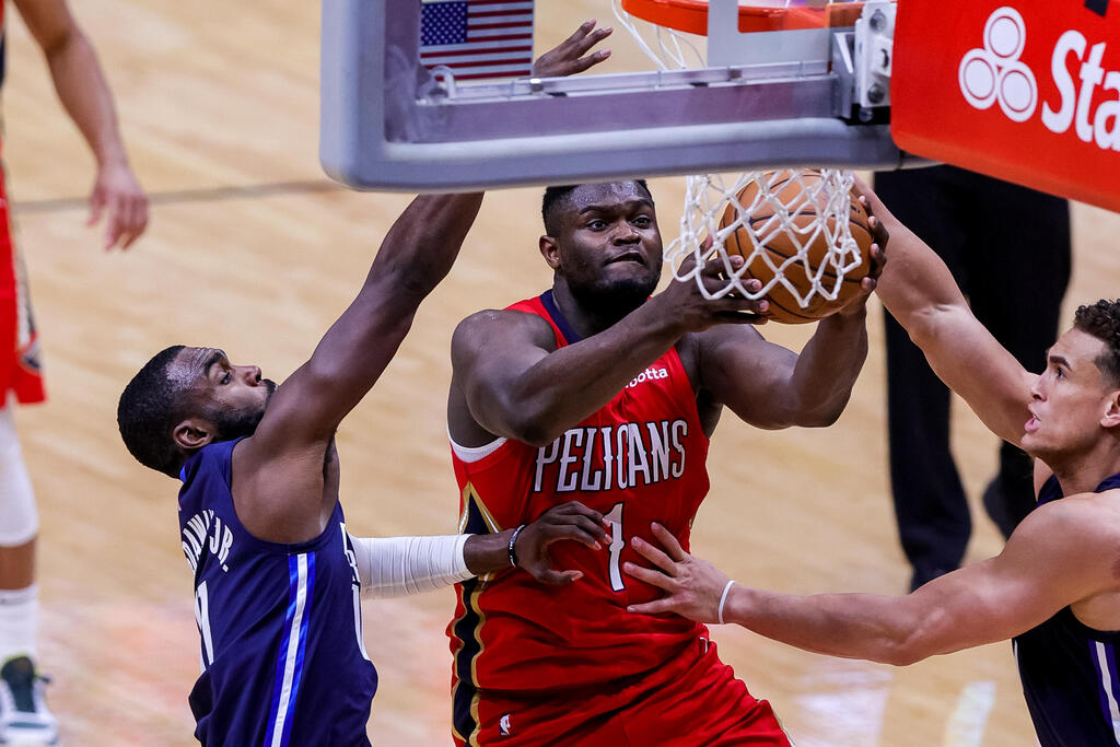 Williamson on the way to the basket
