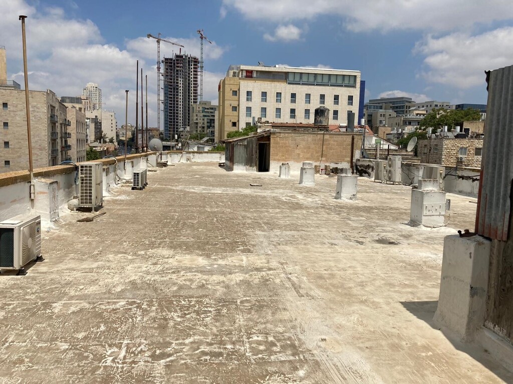 "השממה שיצרנו במו ידינו": גג בית אורי צבי גרינברג בירושלים (צילום: בית אורי צבי גרינברג) גג בית אורי צבי גרינברג