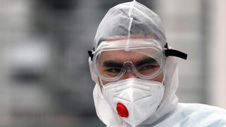 צוותי רפואה מפנים חולה קורונה ב מוסקבה רוסיה