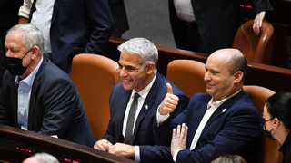 נפתלי בנט ויאיר לפיד לאחר אישור תקציב המדינה לשנת 2022