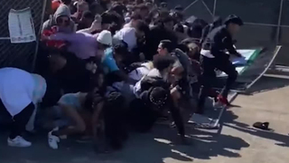 אנשים נמחצים ביציאה מהפסטיבל