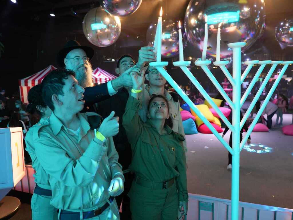 הדלקת הנרות של חיילי "גדולים במדים" באירוע של שיכון בינוי