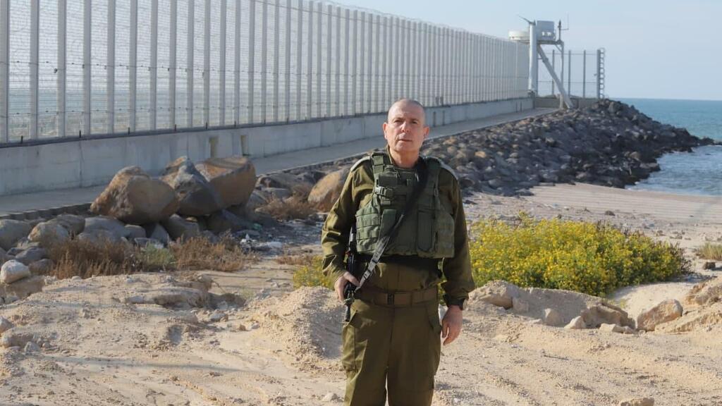 "עבודה לא פשוטה, ירו עלינו". ראש המנהלת שאחראית על הפרויקט, ערן אופיר (צילום: אגף דוברות והסברה, משרד הביטחון) מכשול הפלדה שהוקם בגבול רצועת עזה