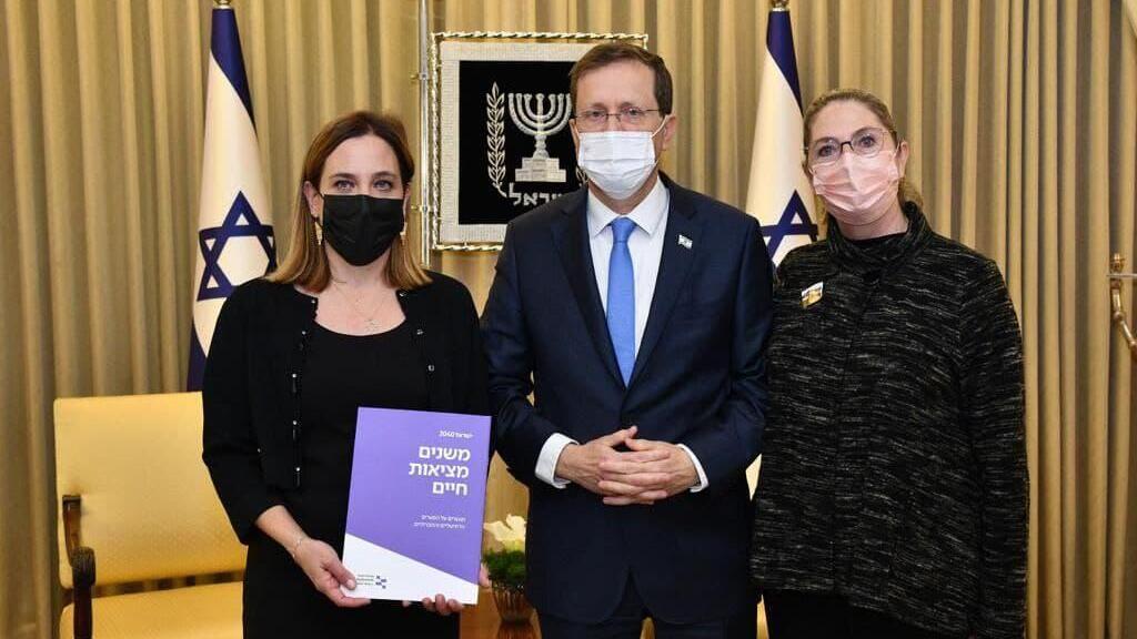 מימין: מיכל הרצוג אשת הנשיא, נשיא המדינה, מנכ"לית עמותת תפוח ענת צור (צילום: חיים צח, לע"מ) מימין: מיכל הרצוג אשת הנשיא, נשיא המדינה, מנכ"לית עמותת תפוח ענת צור