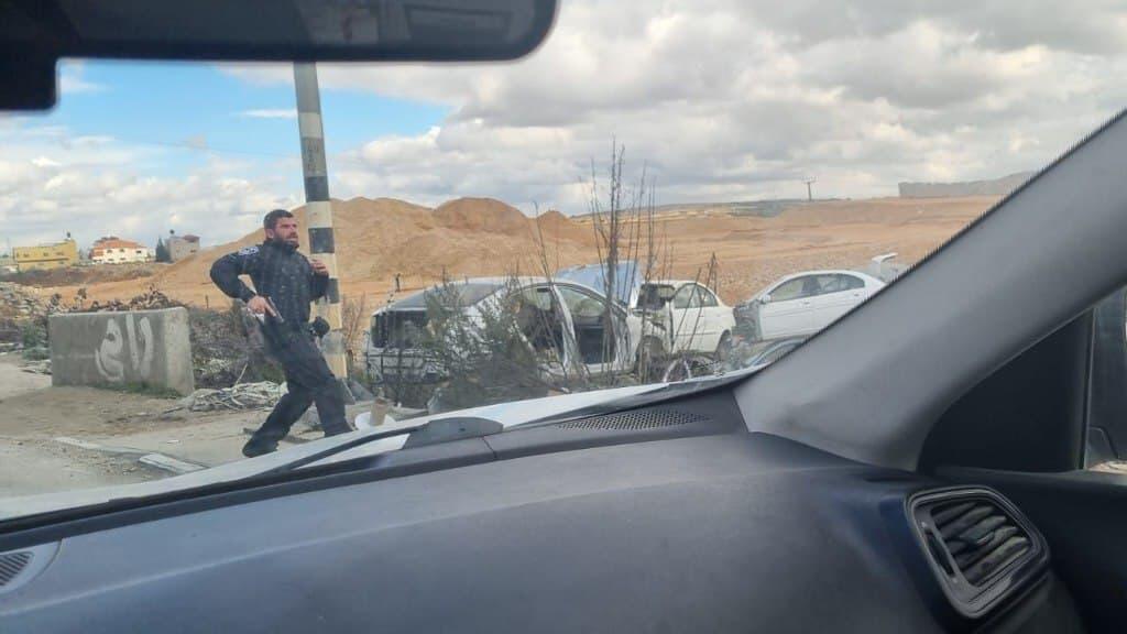 שוטר תועד מכה פלסטיני בסומרון