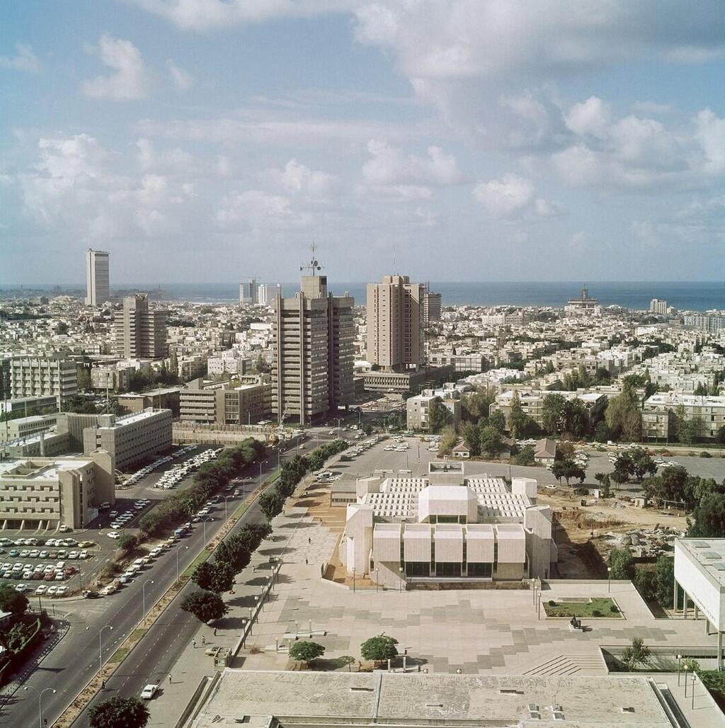 מבצר בטון: ספריית בית אריאלה, מראה אווירי ממזרח ב-1977 עם גמר הקמתה (צילום: חנן דורפצאון) ספריית בית אריאלה, מראה אווירי ממזרח ב-1977 עם גמר הקמתה