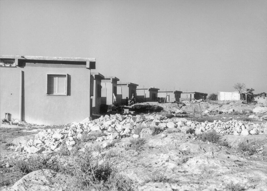 "הקשיבו לדיירים": שיכונים לחמולת דקה, כפר ימה, 1961 (אוסף משה לופנפלד, ארכיון אדריכלות ישראל) שיכונים לחמולת דקה, כפר ימה, 1961