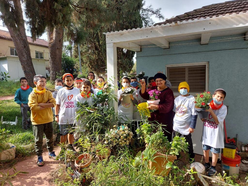 מ.א גזר: חלוקת משלוחי פירות לוותיקים, טיפוח גינות הוותיקים, מארזים לחג לוותיקים במרכז היום (צילום: באדיבות עמותת רוח טובה) מ.א גזר: חלוקת משלוחי פירות לוותיקים, טיפוח גינות הוותיקים, מארזים לחג לוותיקים במרכז היום