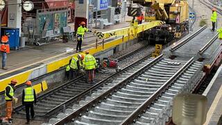 פסי רכבת חדשים שממתינים להתקנה ורכבת בודדת שמתמרנת ביניהם