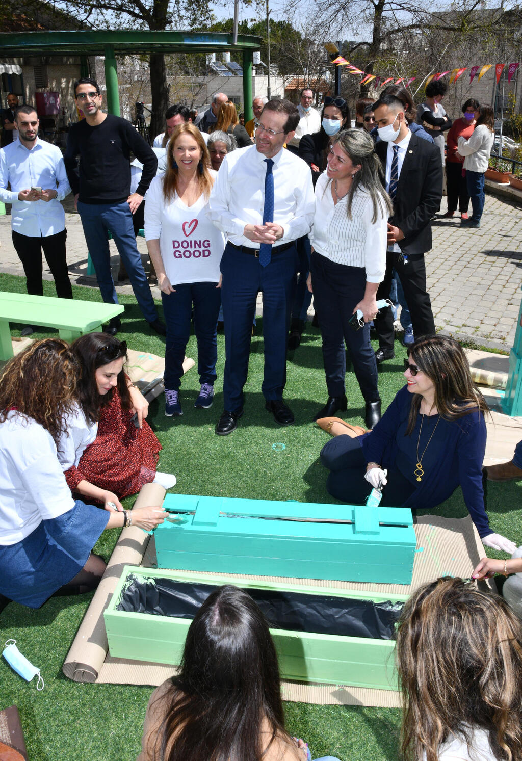 הנשיא יצחק הרצוג ורעייתו מיכל יחד עם שרי אריסון, יוזמת יום מעשים טובים