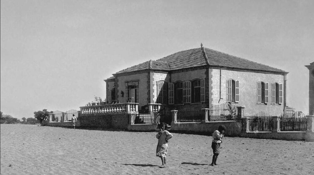 בית דיזנגוף ב-1909, לפני התפתחות שדרות רוטשילד (צילום: חוברת תמונות ארץ ישראל, הוצאת מעון) בית דיזנגוף ב-1909, לפני התפתחות שדרות רוטשילד