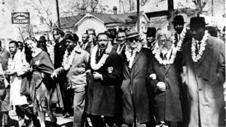 השל (שני מימין בשורה הראשונה) סמוך למרטין לותר קינג (במרכז) בצעדה מסלמה למונטגומרי ב-21 במרץ 1965