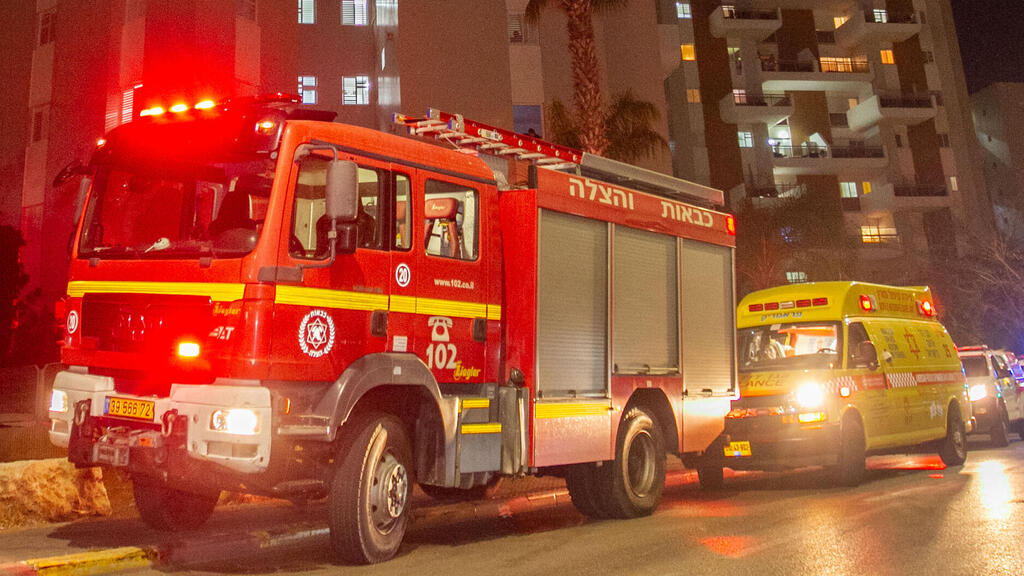 חובשים ופראמדיקים של מד"א מעניקים במקום טיפול רפואי ל 2 נפגעים משריפה במצב קשה מחוסרי הכרה