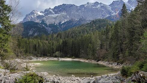 למרגלות פסגת Zugspitze בוואריה גרמניה