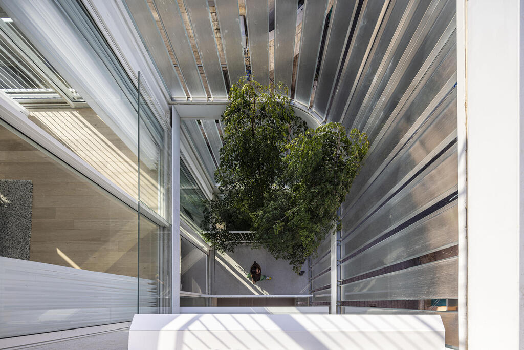 חזית רפפות זכוכית שמסתירה פטיו: YK BUILDING של פריצקי ליאני אדריכלים (צילום: פריצקי ליאני אדריכלים) אות האדריכלות - בנייה רוויה: YK BUILDING של פריצקי ליאני אדריכלים