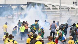 ברזיל תומכי הנשיא לשעבר בולסונרו מפגינים מחוץ לבניין ה קונגרס ב ברזיליה