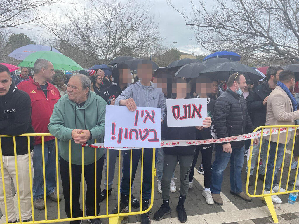 מחאה מול ביתו של ראש מועצת גדרה
