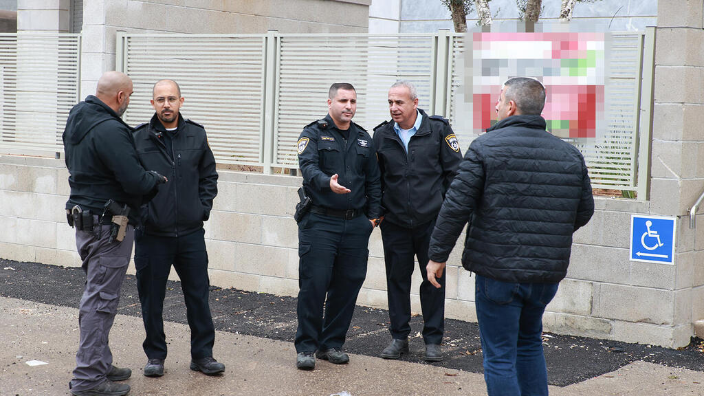 השוטרים בדירה בה היה חשד לאונס בגדרה