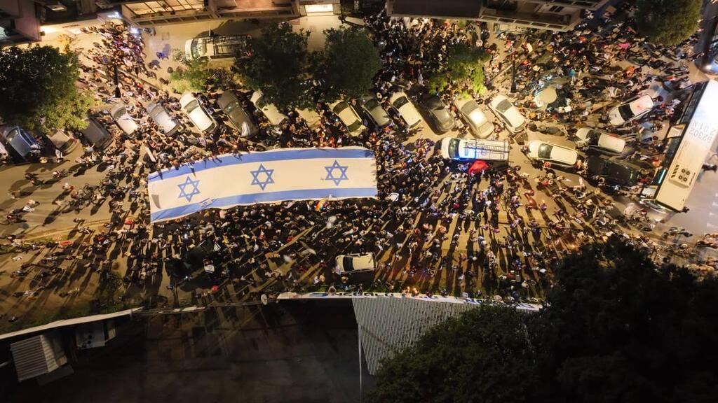 הפגנה מחוץ למספרה בכיכר המדינה בזמן ששרה נתניהו מסתפרת