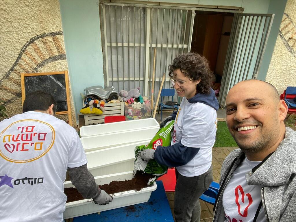 עובדי חברת סלקום מתנדבים בשיפוץ מעון ויצו והקמת גינה עם עמותת יד ביד בנתניה (צילום: באדיבות עמותת רוח טובה) עובדי חברת סלקום מתנדבים בשיפוץ מעון ויצו והקמת גינה עם עמותת יד ביד בנתניה